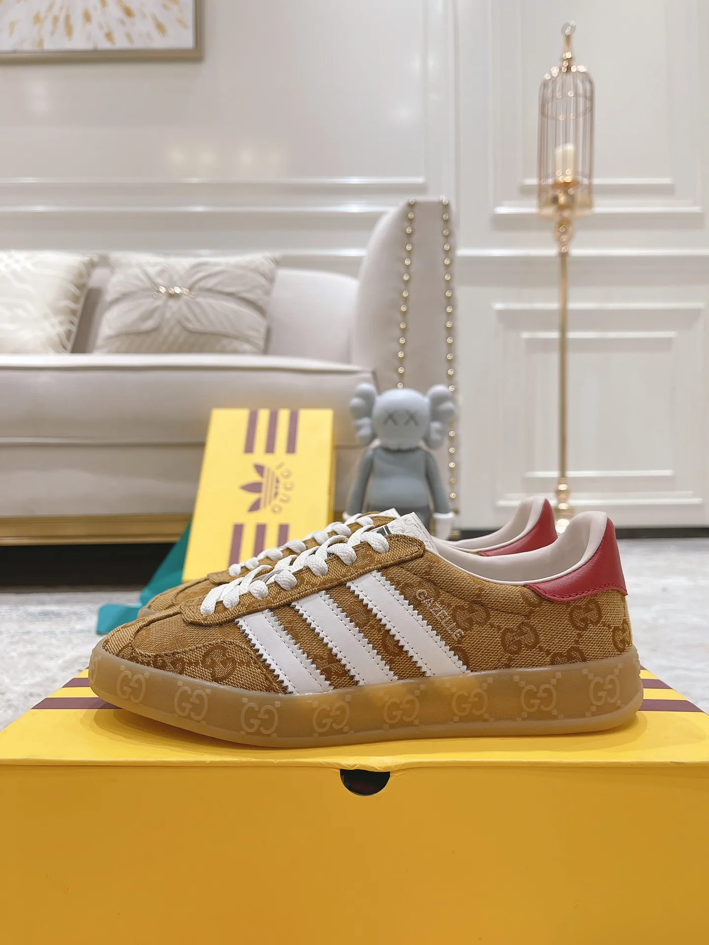 👟👟Ex-factory price 480👟👟 Gucci Adida S Gucci clover co-branded Italian 2022 Fashion Week catwalk model Dexun shoes casual shoes exclusive first release #Correct splicing co-branded shoe box with shoelaces included Synchronous counter #Gucci/Adida splicing cloth dust bag #Integration of two luxury brand elements T👟👟Ex-factory price U soft bottom The original version is the same. Size: 35-40 for women and 39-45 for men.